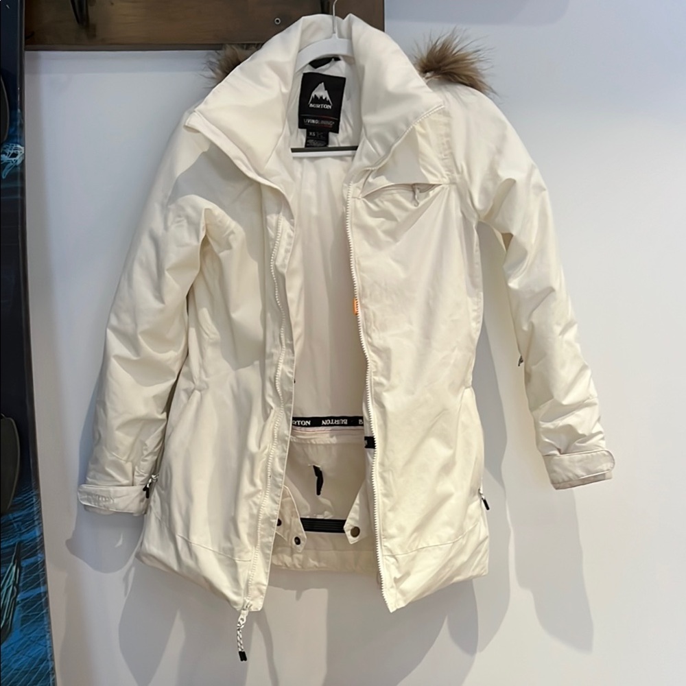 Burton White Ski & Snow Jacket with Insulated Material